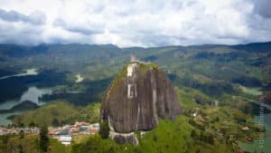 Guatapé - El Peñol: Una piedra gigante