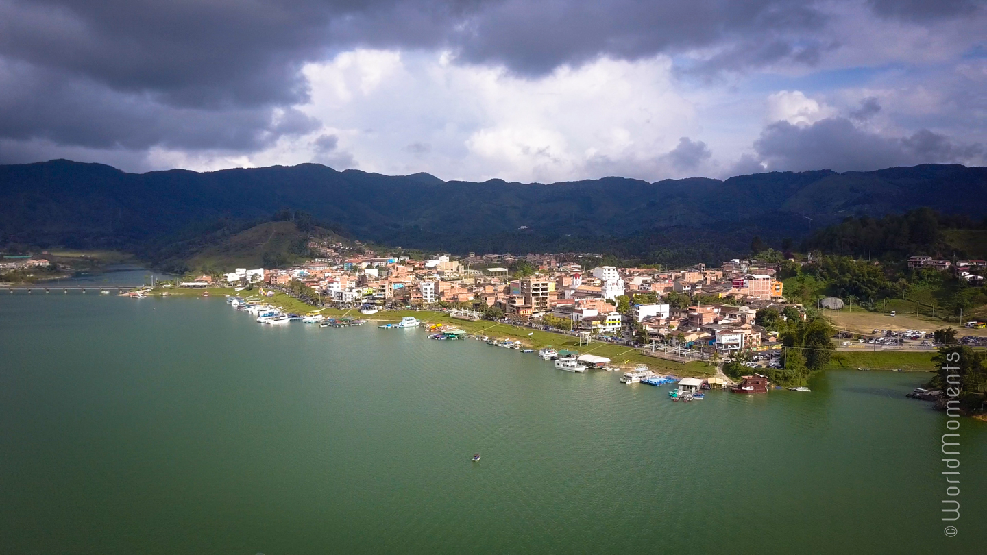 guatape pueblo panorama drone