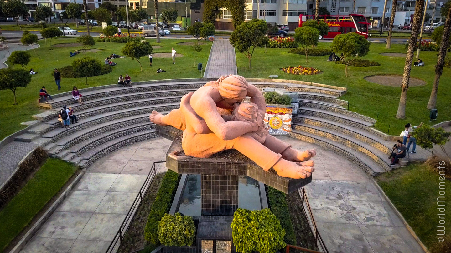 lima parque del amor statue