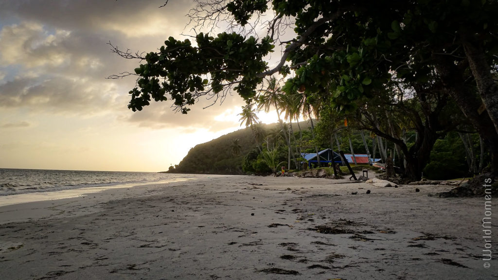 playa manzanillo al atardecer vista desde la playa