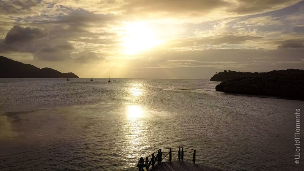 atardecer en isla providencia desde el puente de los enamorados