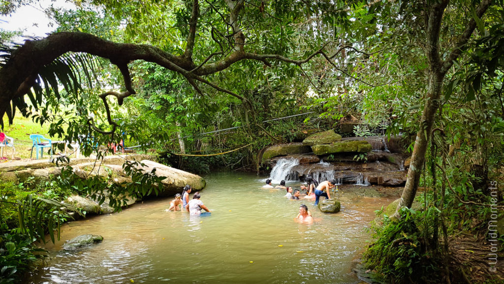 Puentes naturales pool in San Jose del Guaviare people bathing