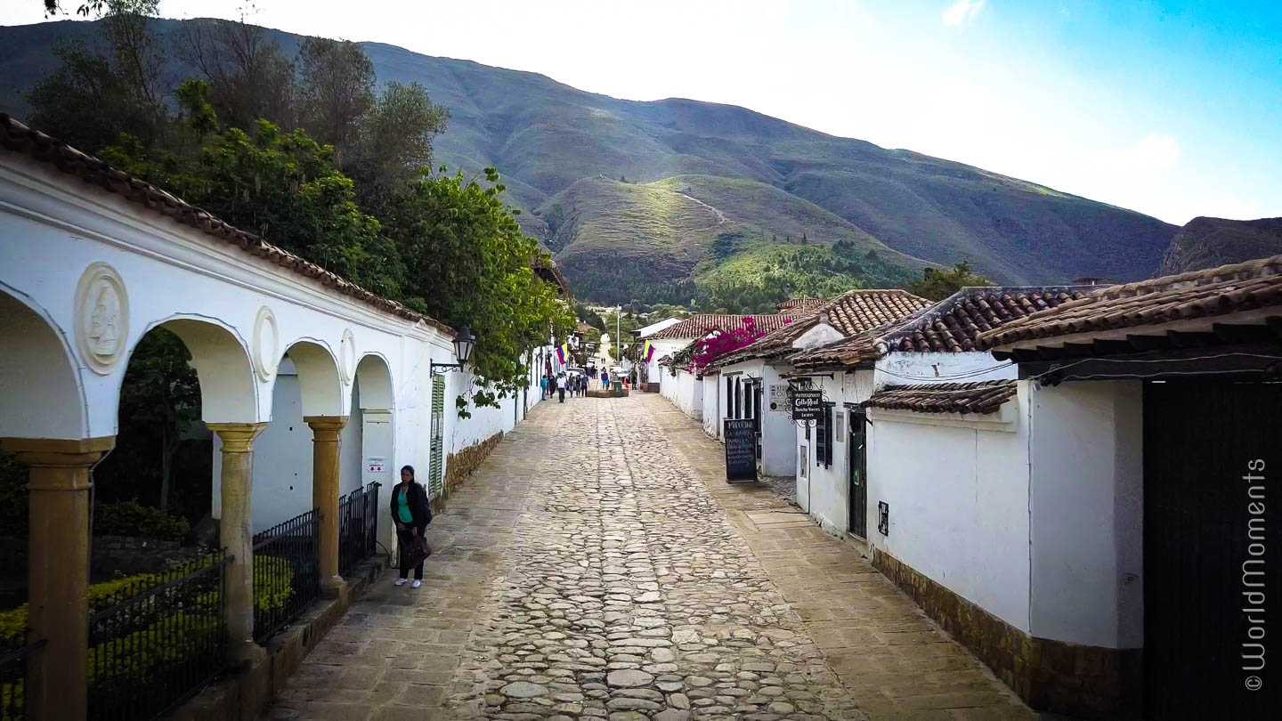 Villa de Leyva vista de la calle 13 con la montaña