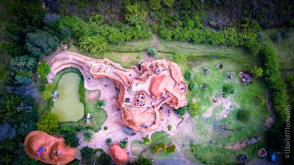 Casa de terracota en Villa de Çeyva vista desde arriba toma con dron