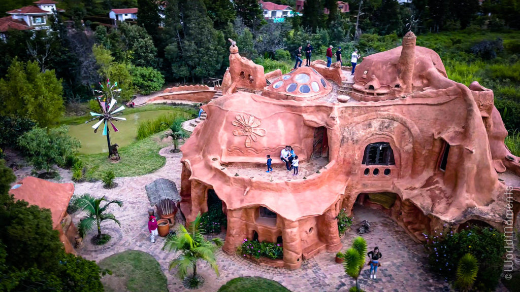 Casa de terracota vista desde arriba toma con dron