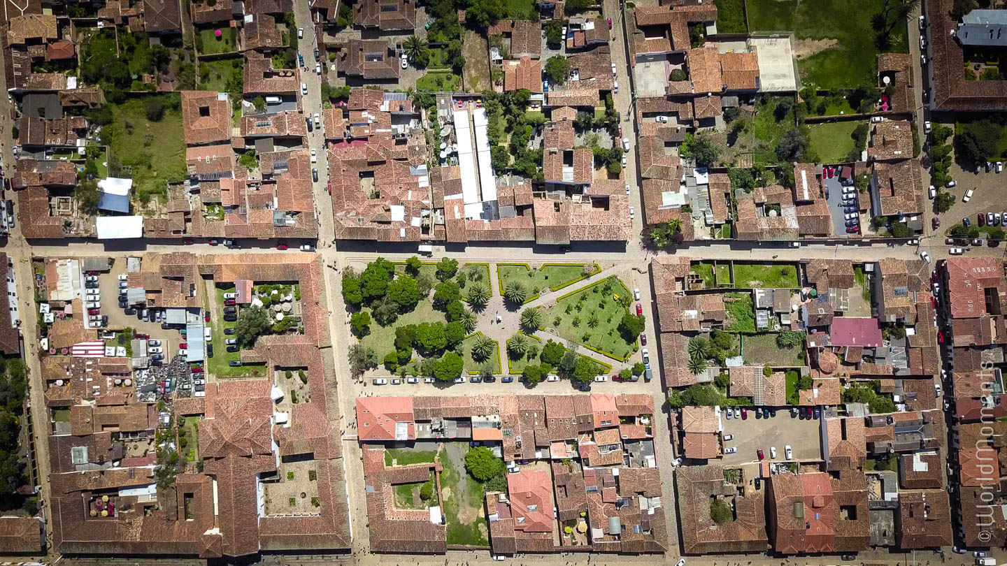Villa de Leyva toma con dron con vista del parque Antonio Nariño