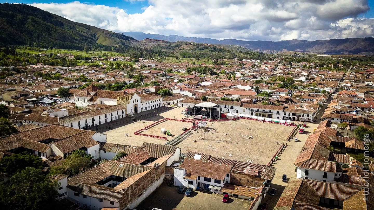 Plaza Mayor en Villa de Leyva toma con dron