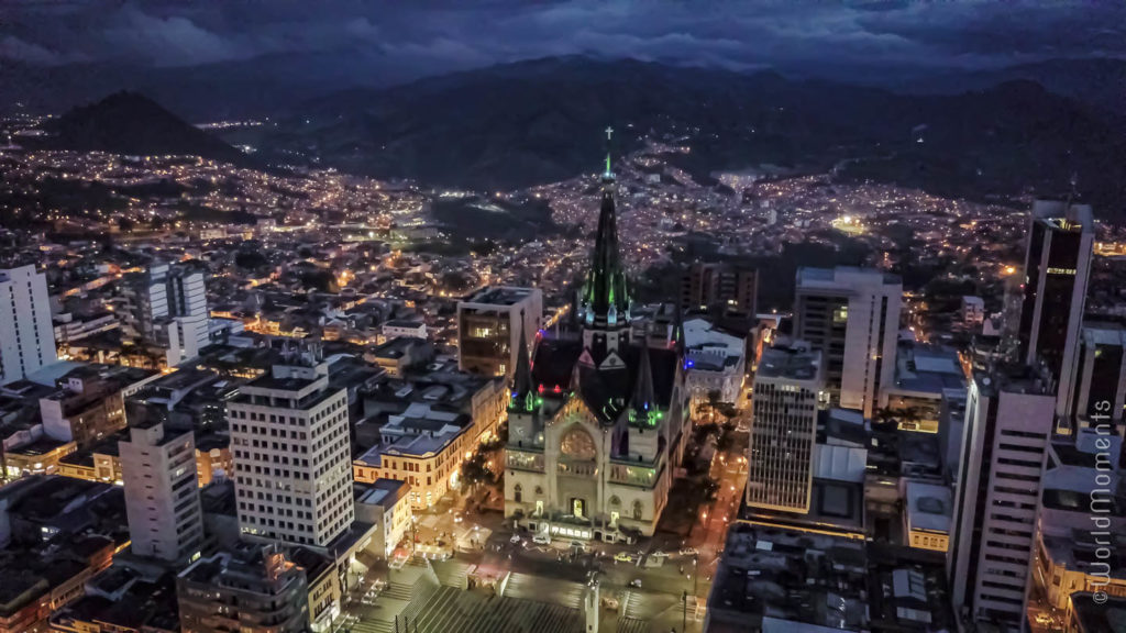 vista nocturna de la catedral de Manizales