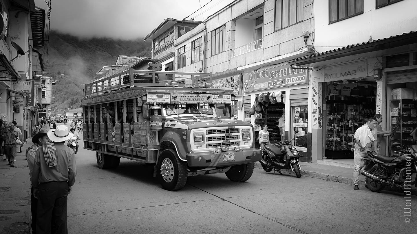 chiva colombiana en pensilvania caldas foto en blanco y negro