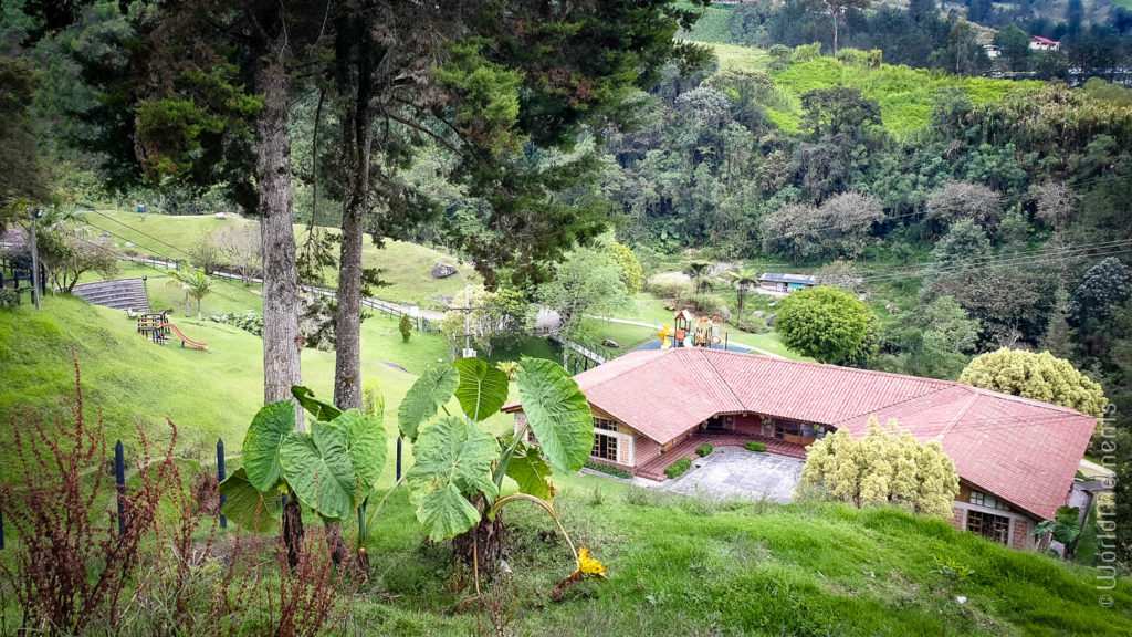 vista del centro vacacional el bosque y su naturaleza en Pensilvania Caldas