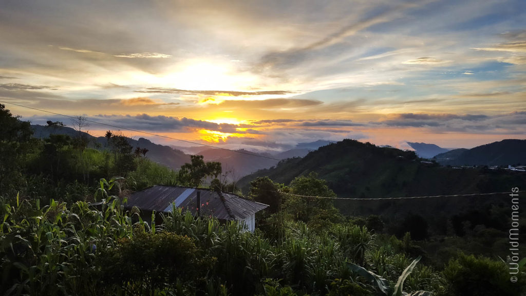 atardecer entre las montañas de Pensilvania Caldas Colombia