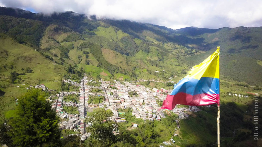 vista de Pensilvania Caldas desde la montaña con bandera de Colombia