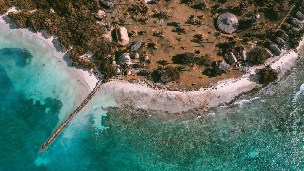vista aerea de isla mucura photo con dron