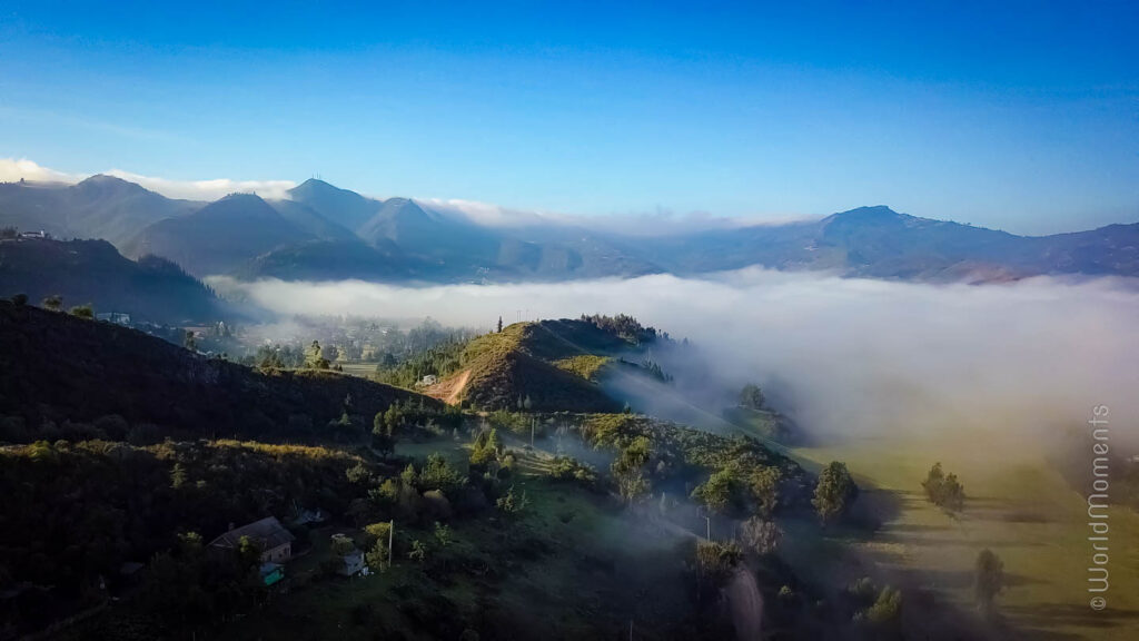 vista de las montañas de Cucunuba entre las nubes