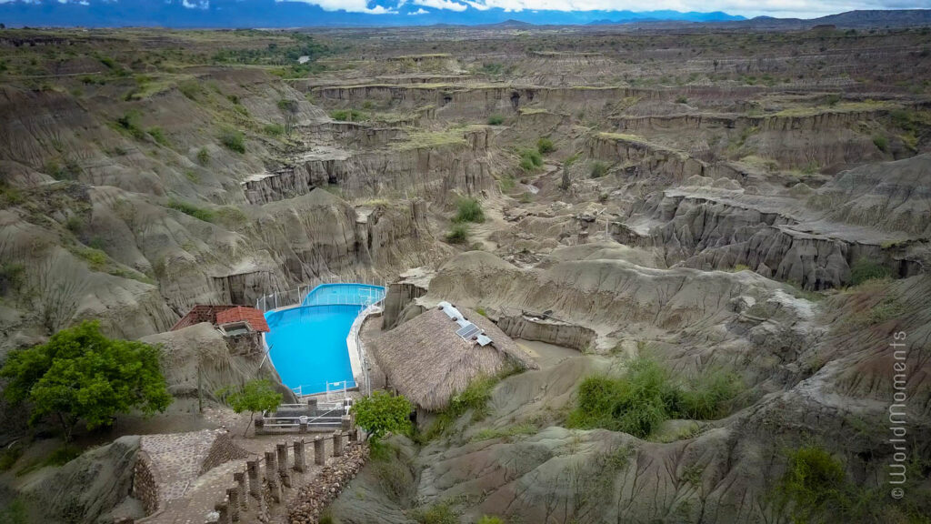 vista aerea de la piscina mineral en el desierto de la tatacoa