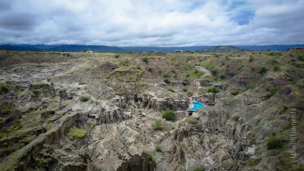 vista panoramica de la piscina minearl en el desierto de la tatacoa