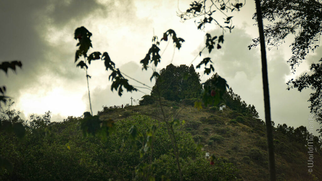 sendero que lleva a a laguna de Cacique en Guatavita