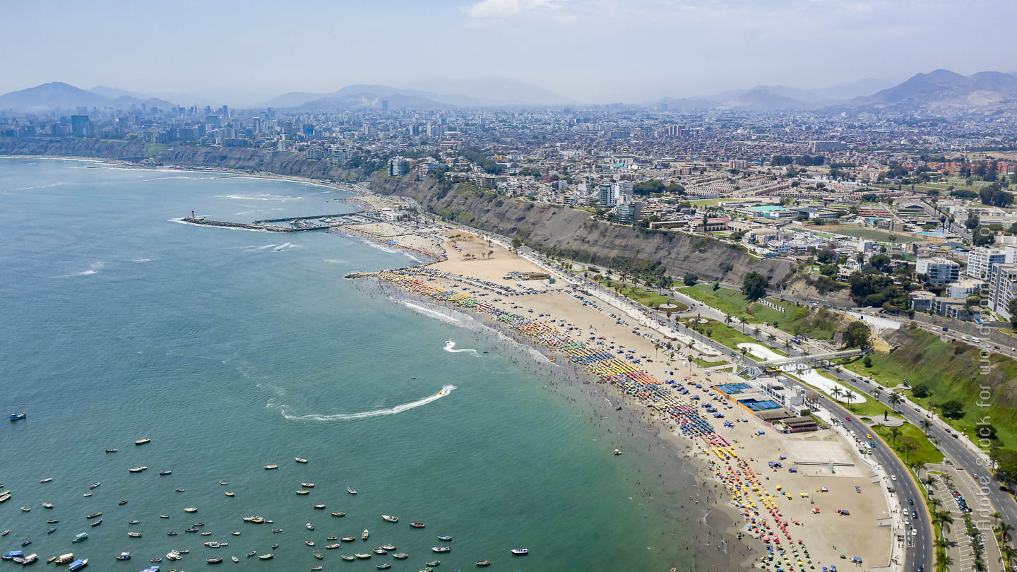 vista aerea de playa sombrillas y agua dulce en Lima
