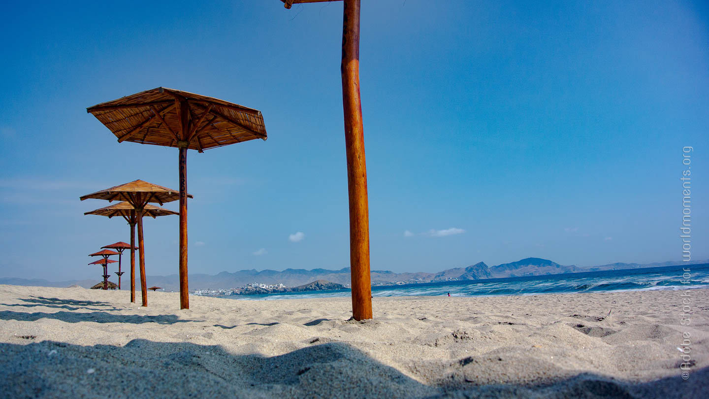 vista de la playa con sombrillas en playa el silencio en Lima