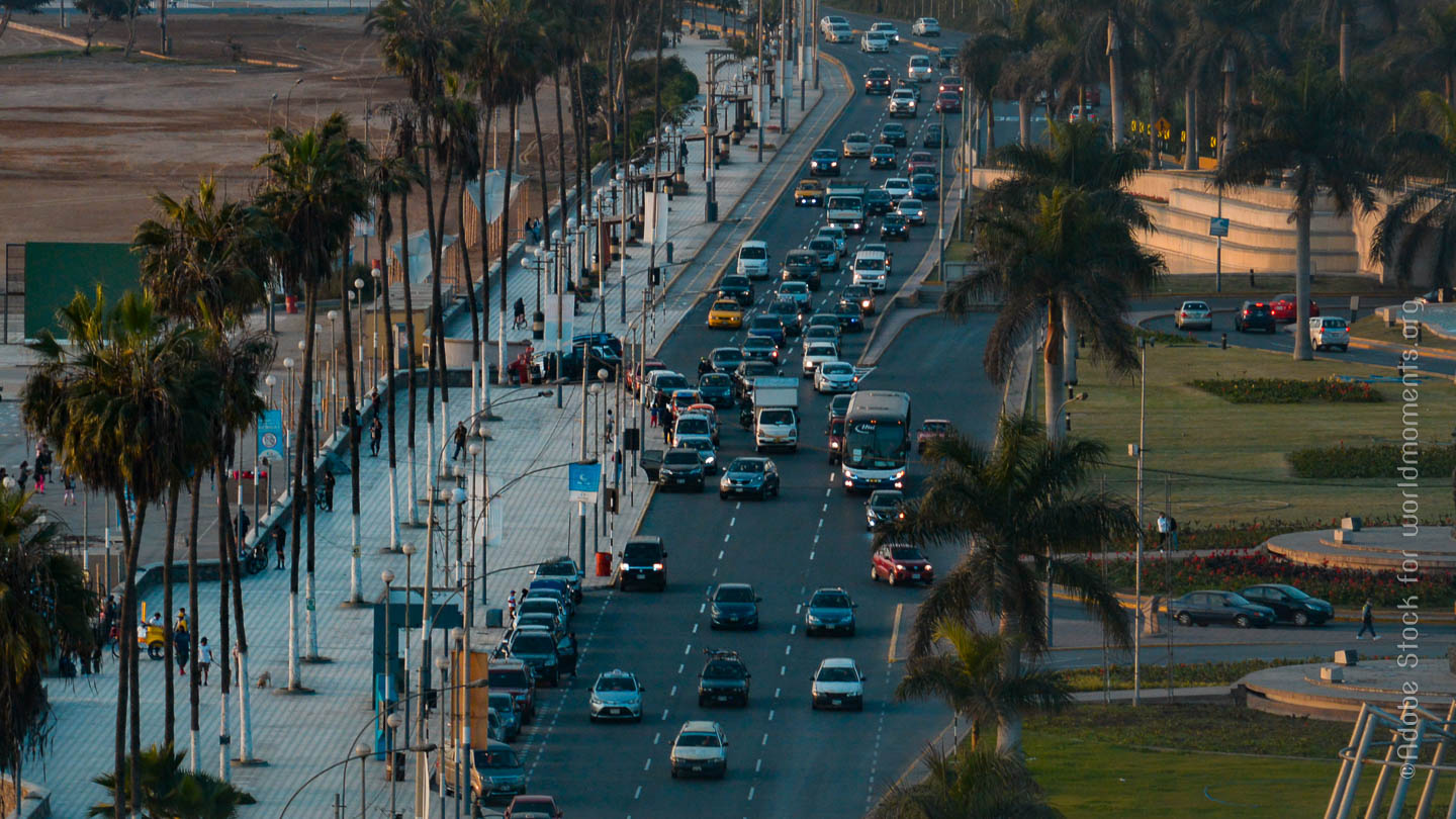 carretera en frente a las playas de la costa verde en Lima