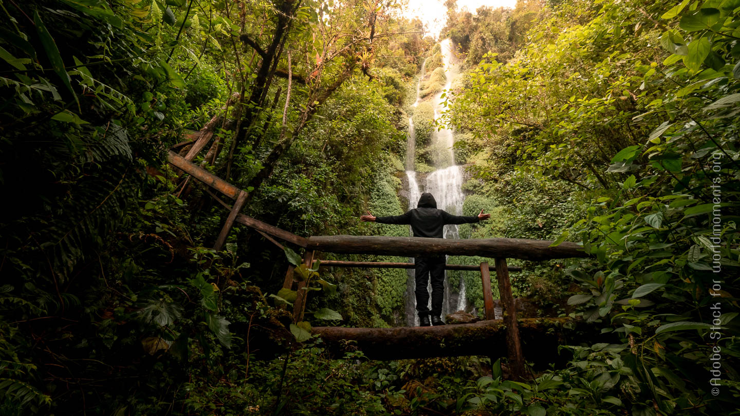 vista de la cascada en las termales de san vincente en Pereira