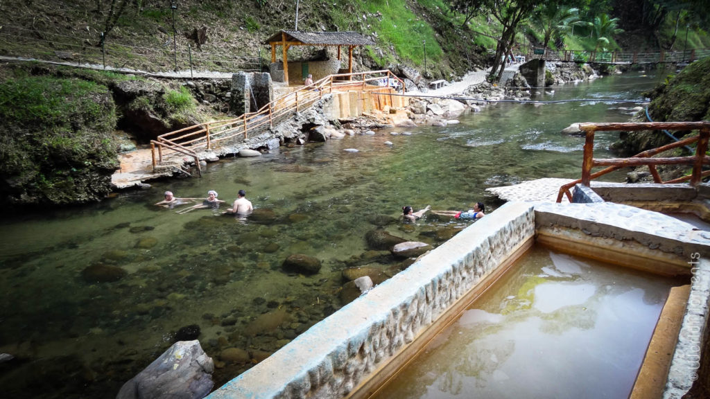 pueblo nuevo caldas gente en el rio termales espiritu santo