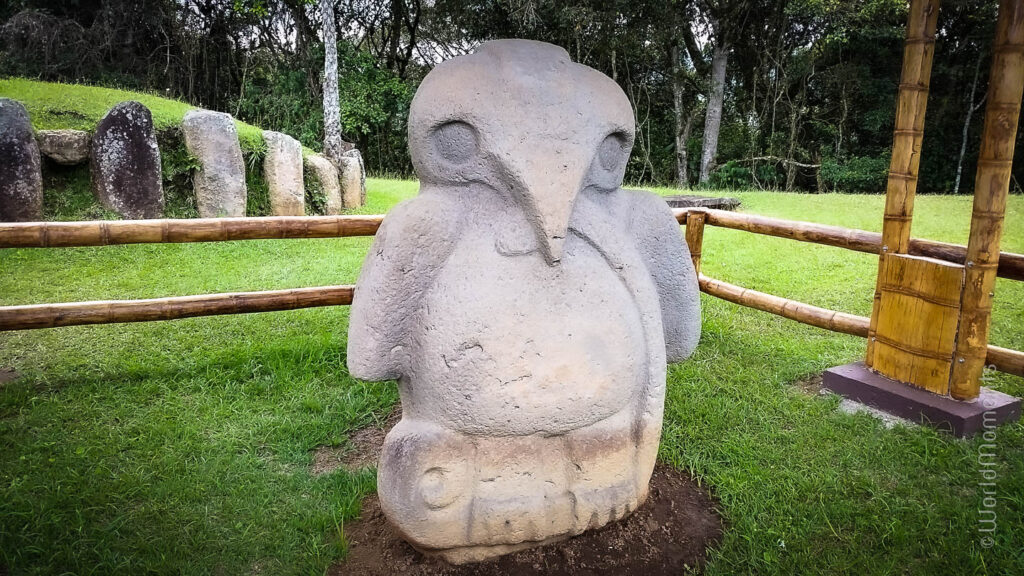 escultura con forma de pájaro en el parque arqueológico de san augustin