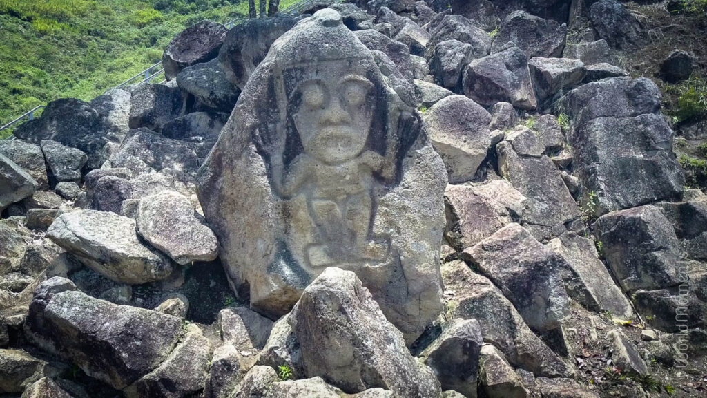estatua indigena en la chaquira san augustin