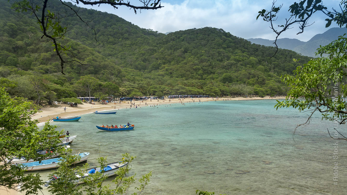 vista de playa cristal en el parque tayrona