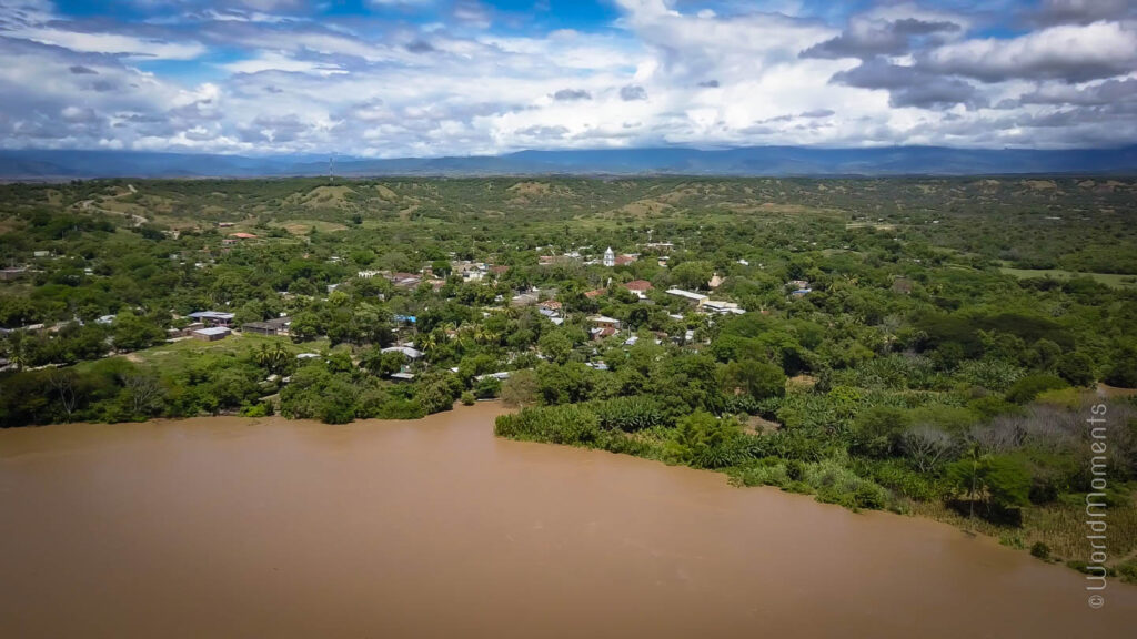 vista aerea de Villavieja con el rio Magdalena