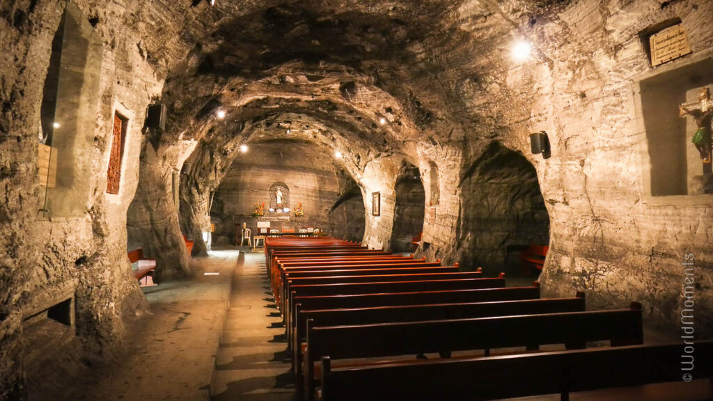 vista de la capilla en el interior de la catedral del sal en zipaquirá