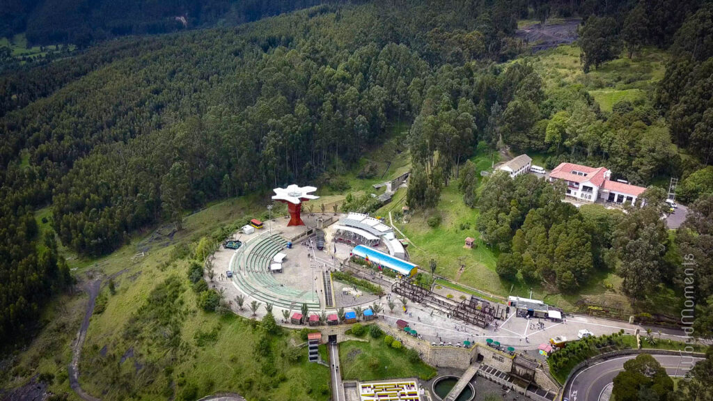 vista aerea de la entrada a la catedral del sal con vista al parque del sal