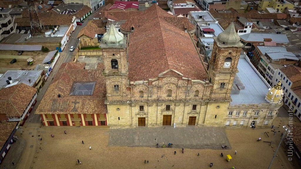 vista aerea de la iglesia en la plaza de los comuneros en Zipaquirá