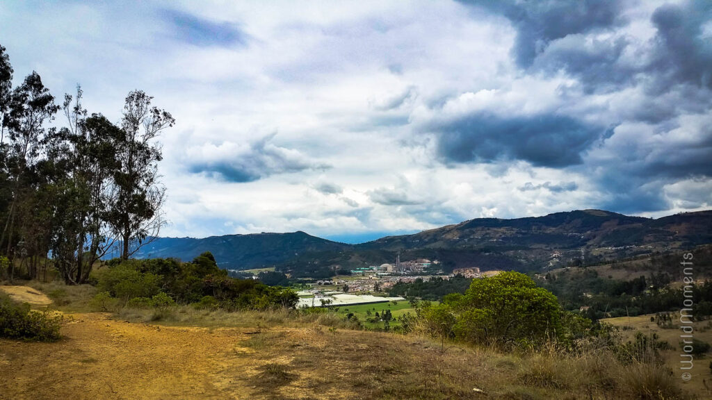 vista del pueblo de Suesca con las montañas 